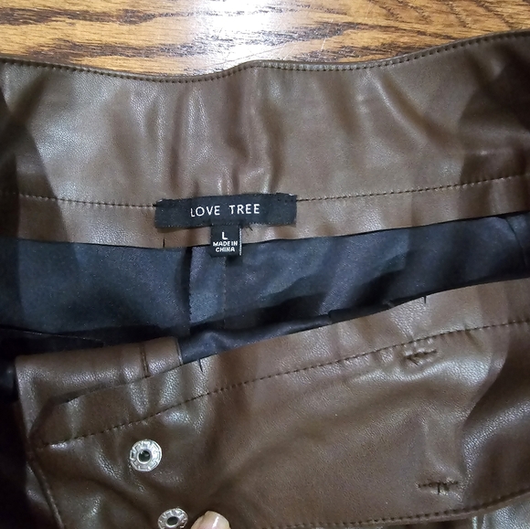 Chocolate faux leather shorts. Large - Picture 2 of 4